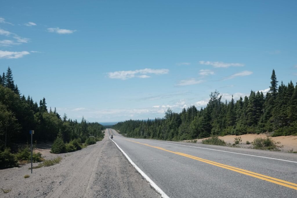 Raphaëlle Dompierre voyage à vélo sur une route pittoresque du Québec