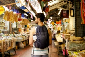 Jeune homme au marché chinois de Bangkok