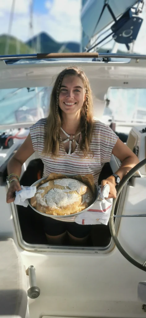 Marion Fournol montre le pain qu'elle a cuisiné sur un voilier