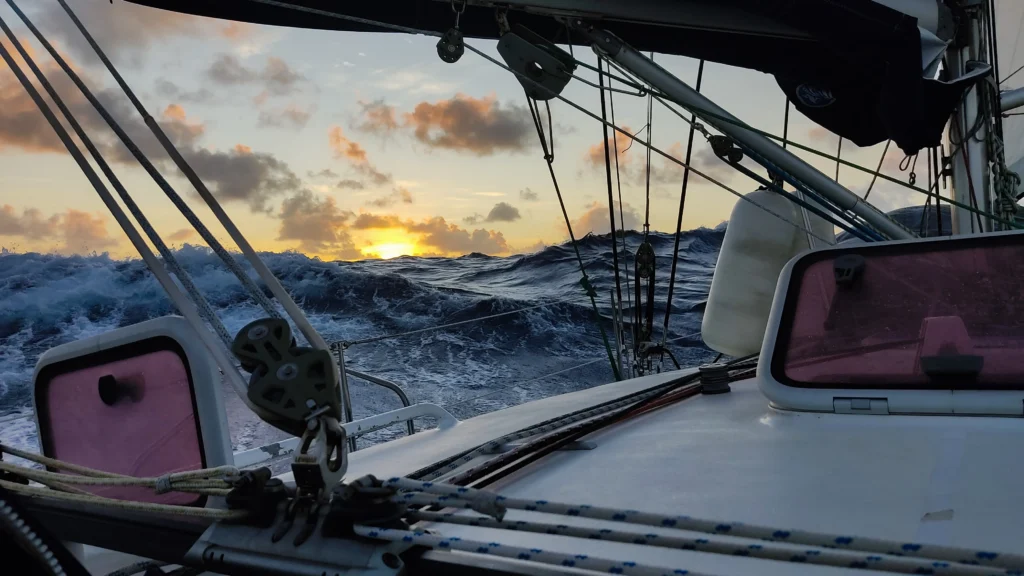 Vue d'une mer agitée à bord d'un voilier