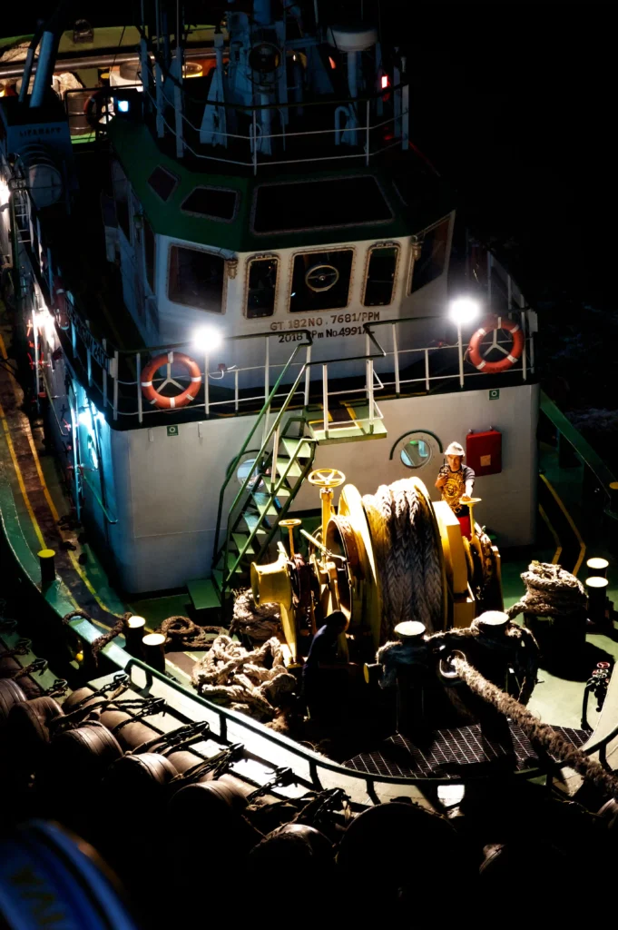 Bateau qui remorque un ferry Pelni en Indonésie