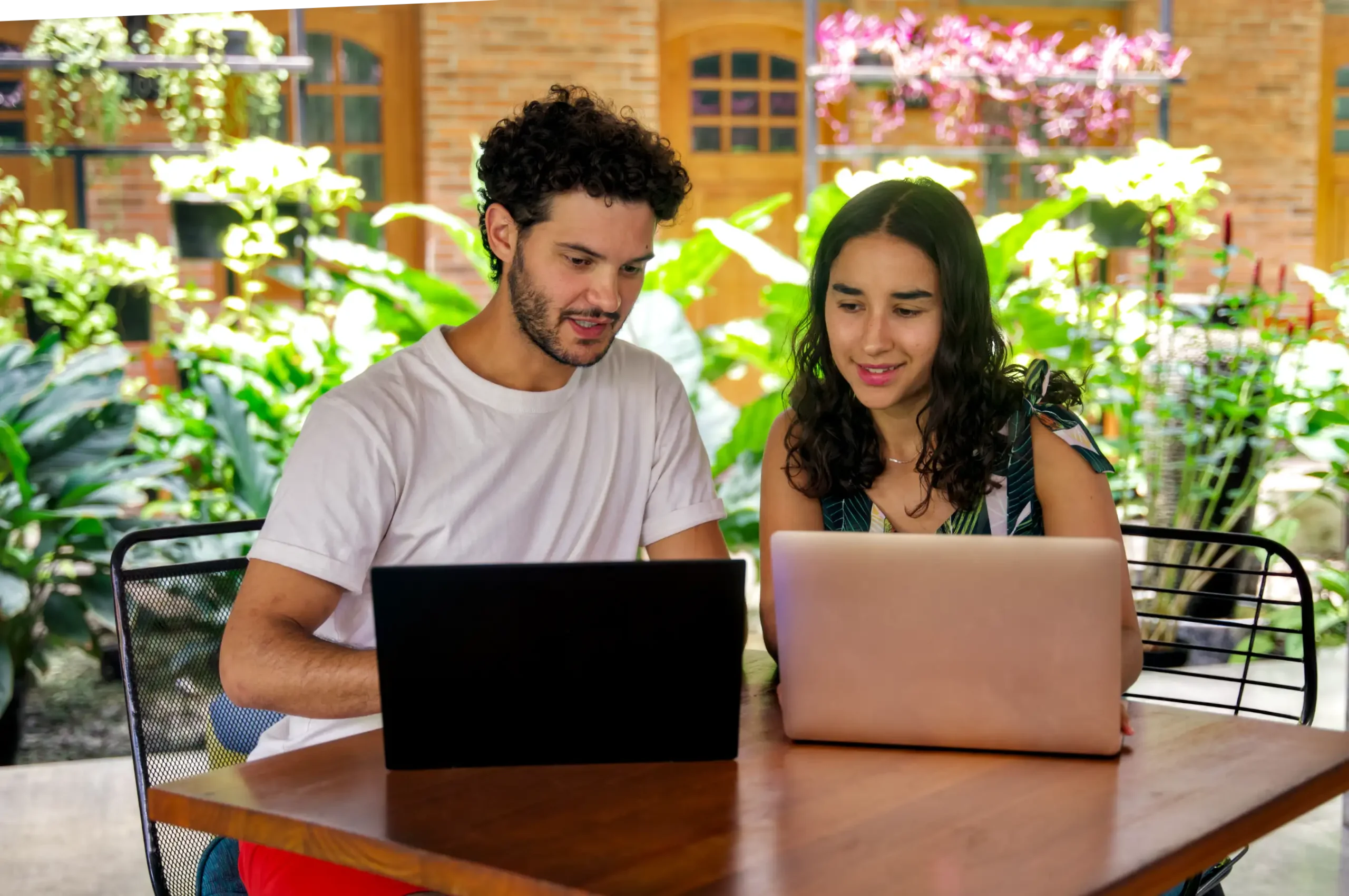 Maria Camila Gallego et Lucas Giardina offrant des services en communiation