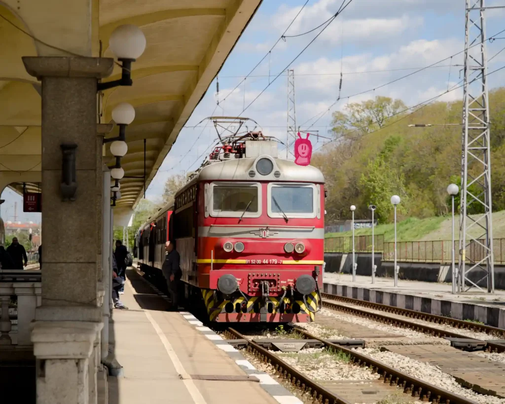 train-roumanie-bulgarie Train à une gare en Bulgarie avec Émile l'escargot