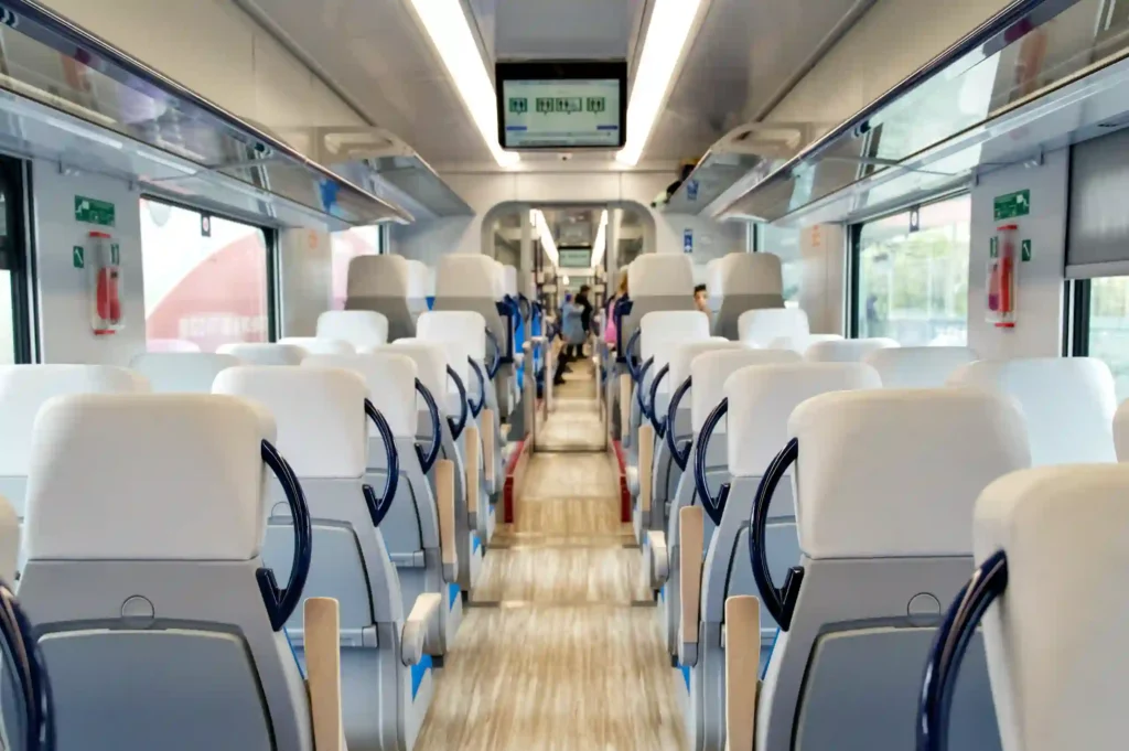 train-roumanie-interieur Voyager en train en Roumanie : intérieur d'un train