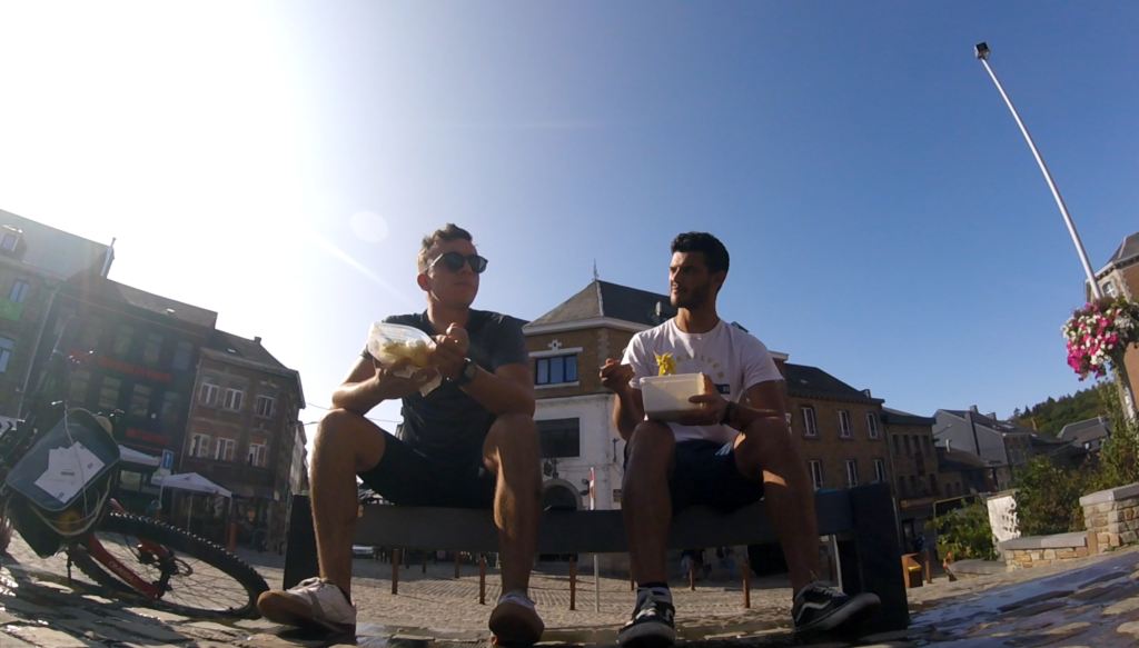 Pause de midi traversée de la Belgique à vélo, face à la Basilique de Saint-Hubert