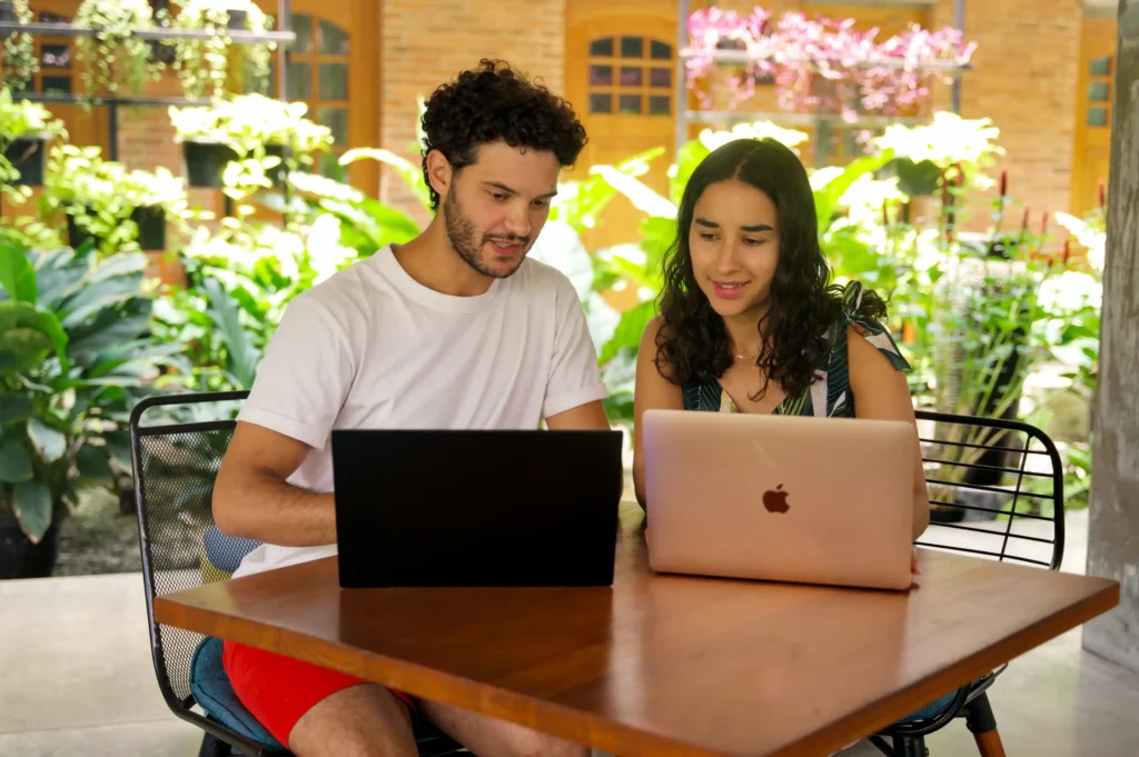 Maria Camila et Lucas offrent des services en communication