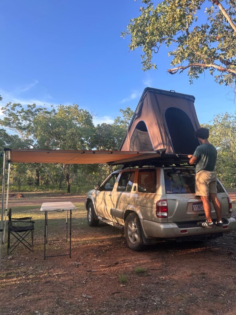 Garçon avec NIssan Pathfinder , tente de toit en road trip Darwin-Perth
Kakadu , Australie
Lucas Giardina