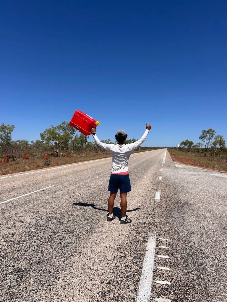 Panne d'essence , Fitzroy Crossing western Australia , Australie. 
Lucas Giardina