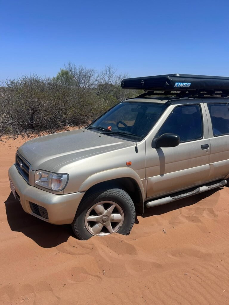 Parc national François Péron. Sable rouge , ensablé , Nissan Pathfinder